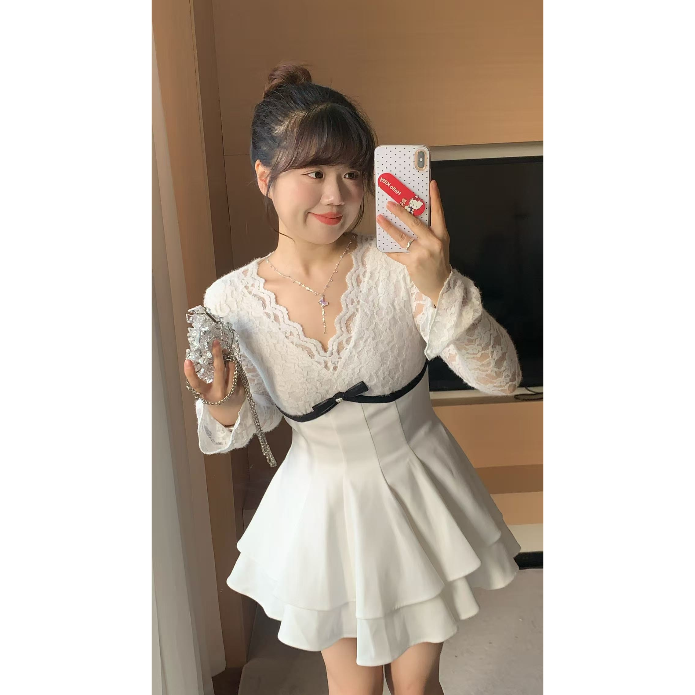 米米子【预约新品】秋冬蕾丝拼接简约优雅小V领荷叶边连衣裙