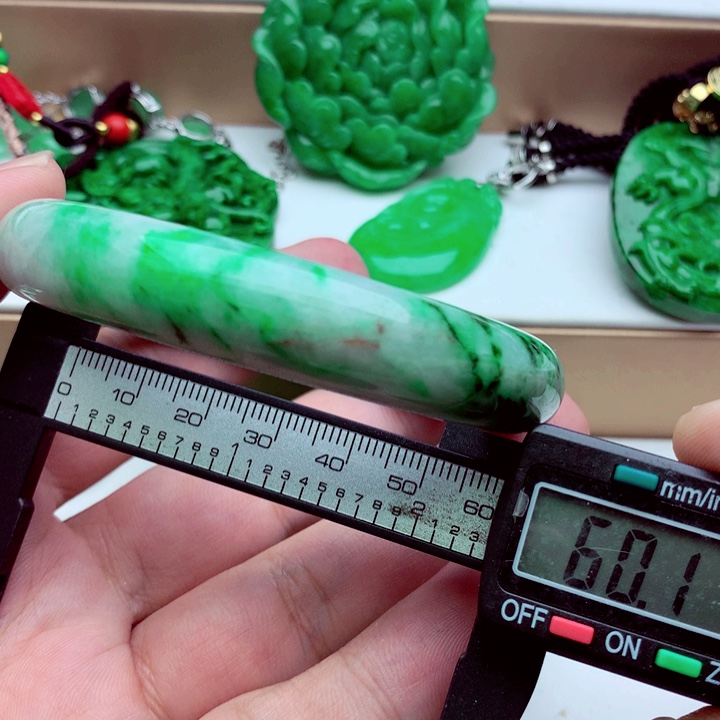 翡翠未镶嵌手镯…．．