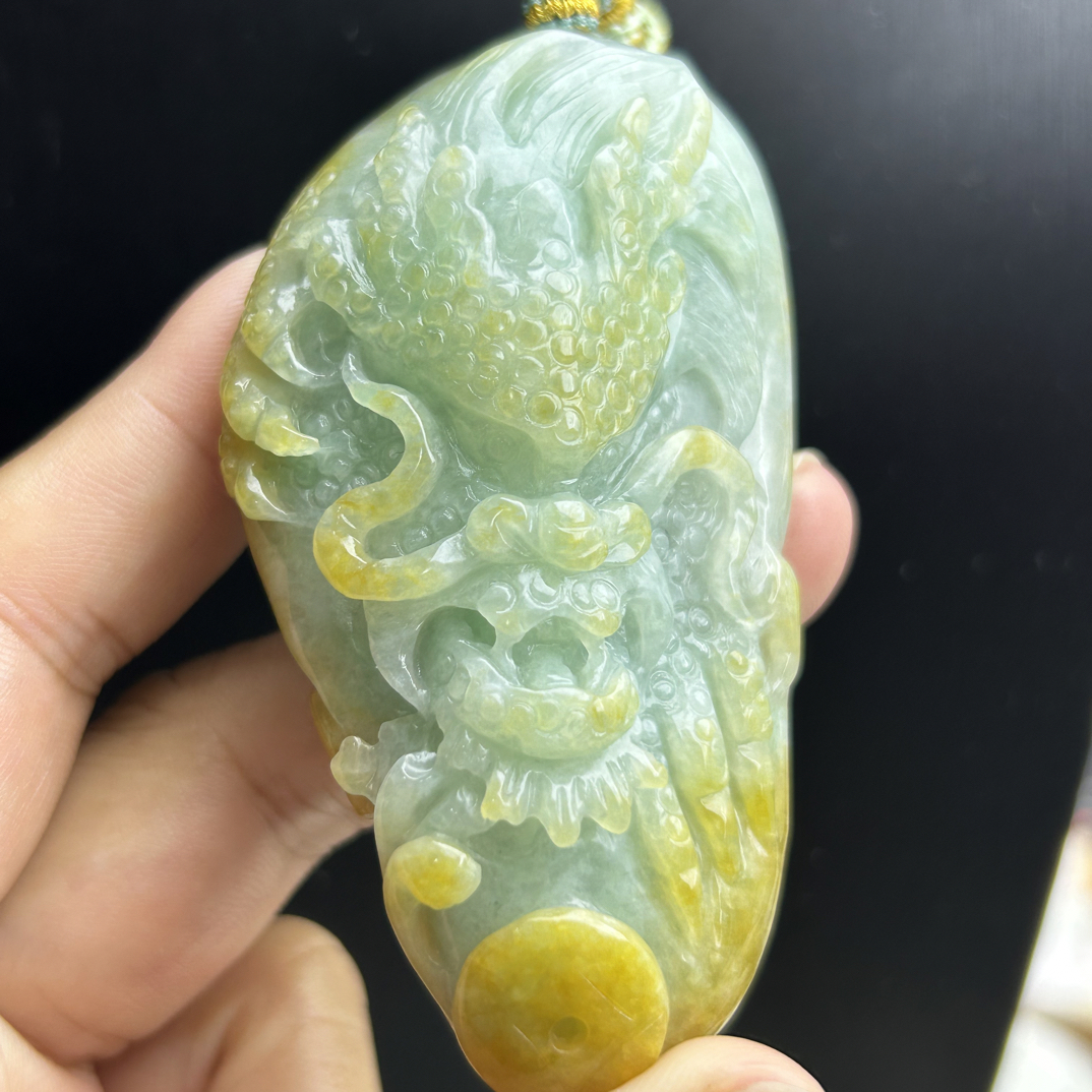 天然缅甸翡翠a货龙牌挂件，精工细作，工艺精湛种色兼备！