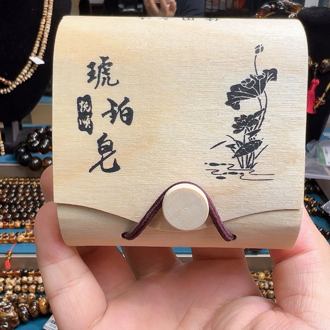 琥珀颈饰未镶嵌抚顺