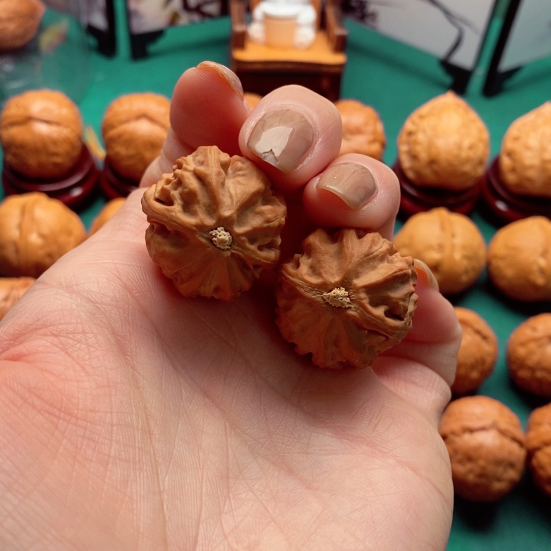 文玩核桃吊坠小红帽