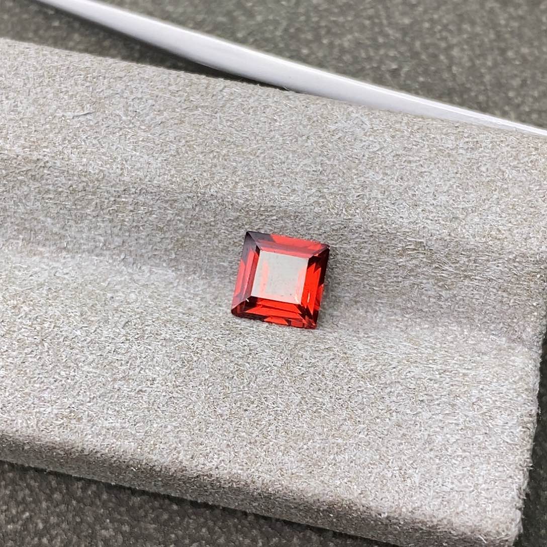 石榴石裸石未镶嵌1.2ct左右公主方