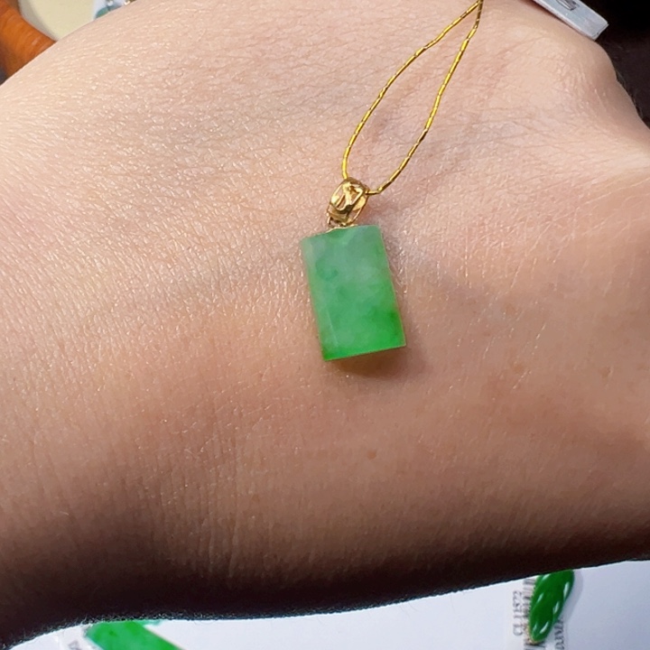 翡翠挂件18K金镶嵌翡翠