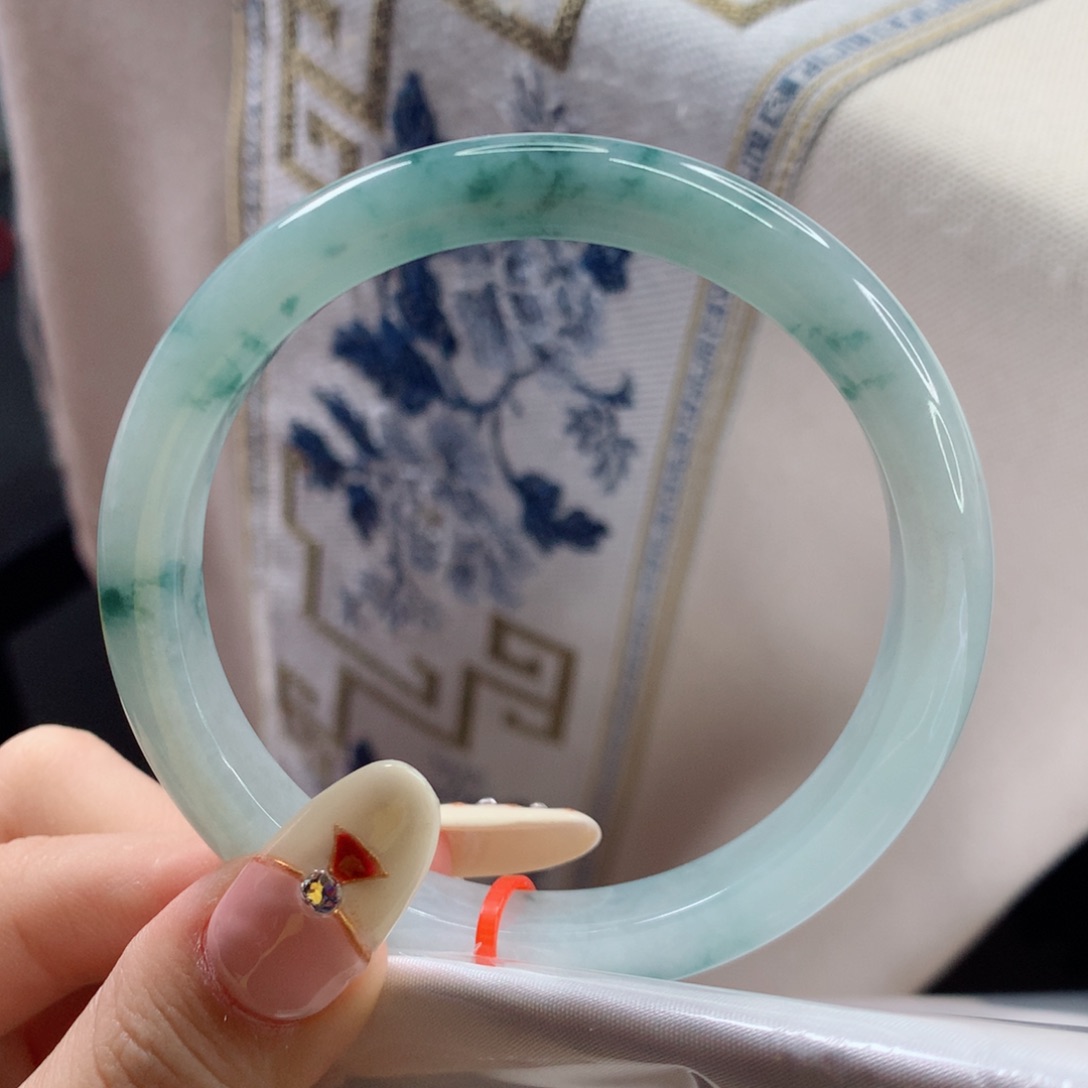 翡翠手镯未镶嵌58圈口