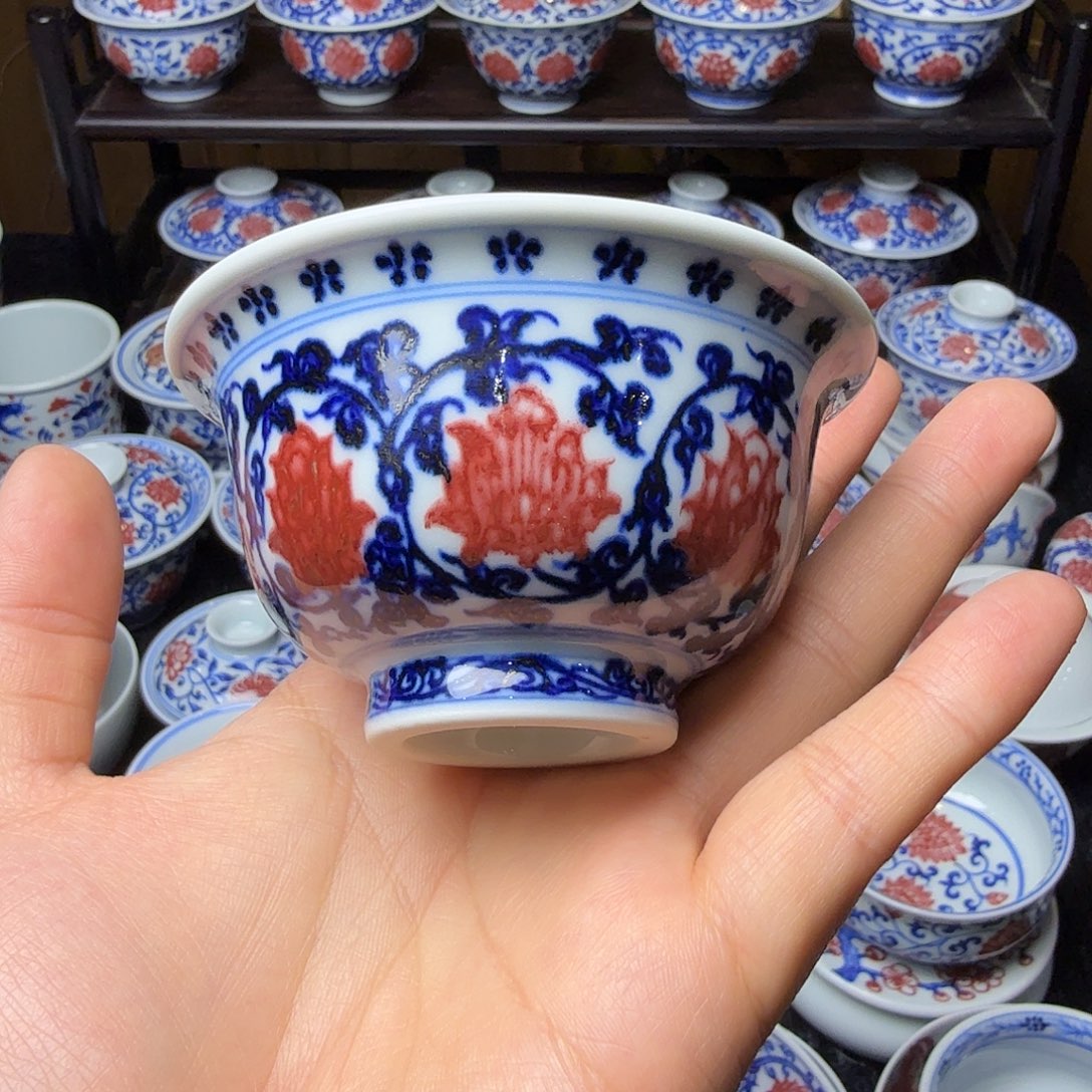 青花釉里红双狮压手杯