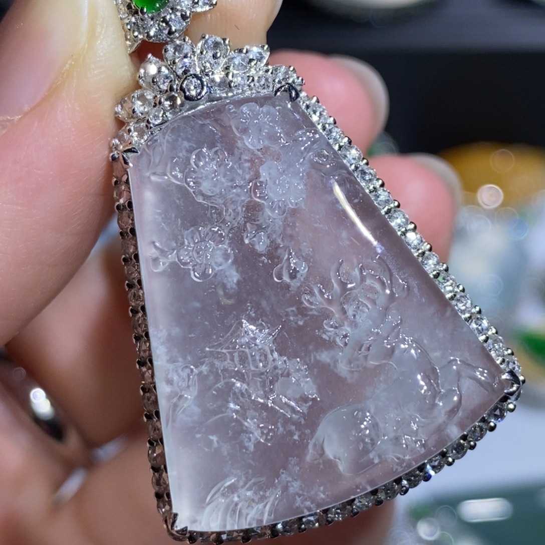 翡翠18K金镶嵌颈饰鹿牌