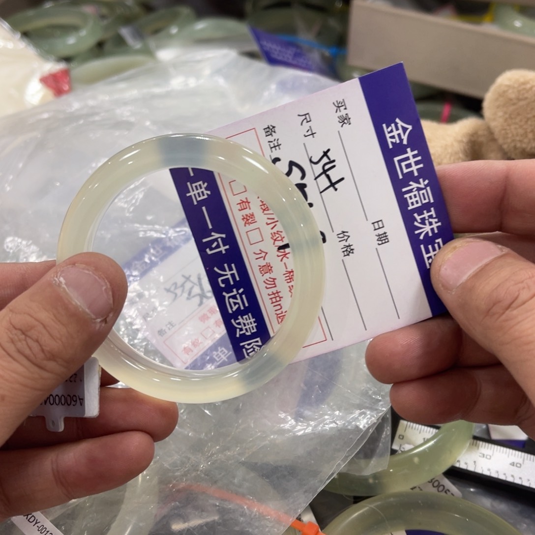 蛇纹石玉颈饰未镶嵌不**尔