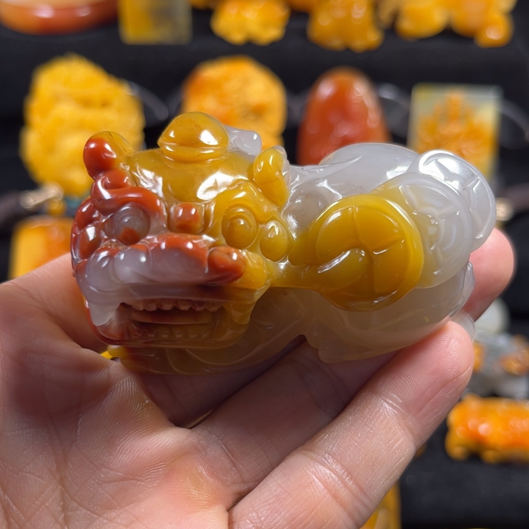 欧***呦石英质玉（黄龙玉）未镶嵌颈饰