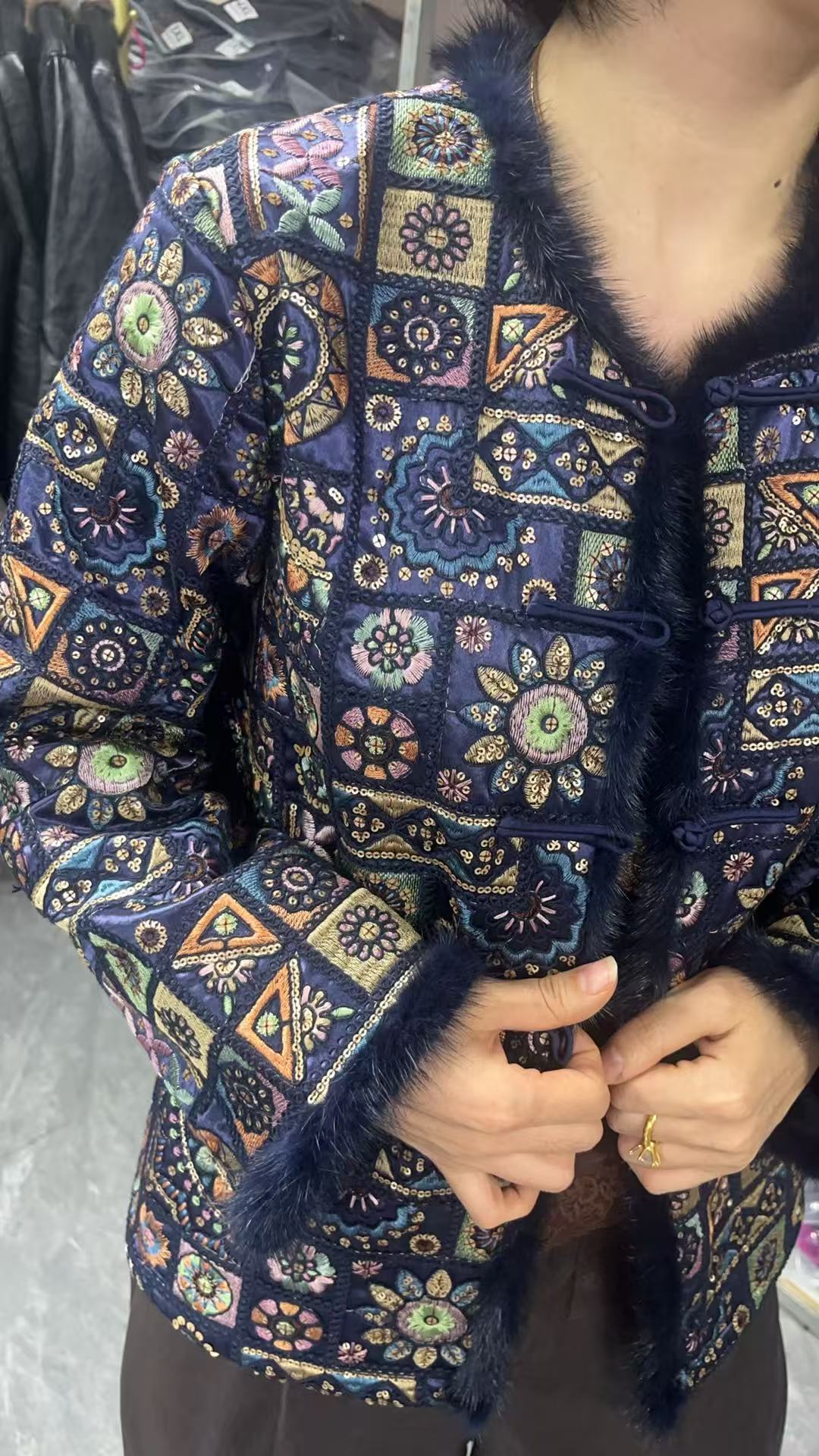 中式蓝色貂毛边彩色满绣加棉外套