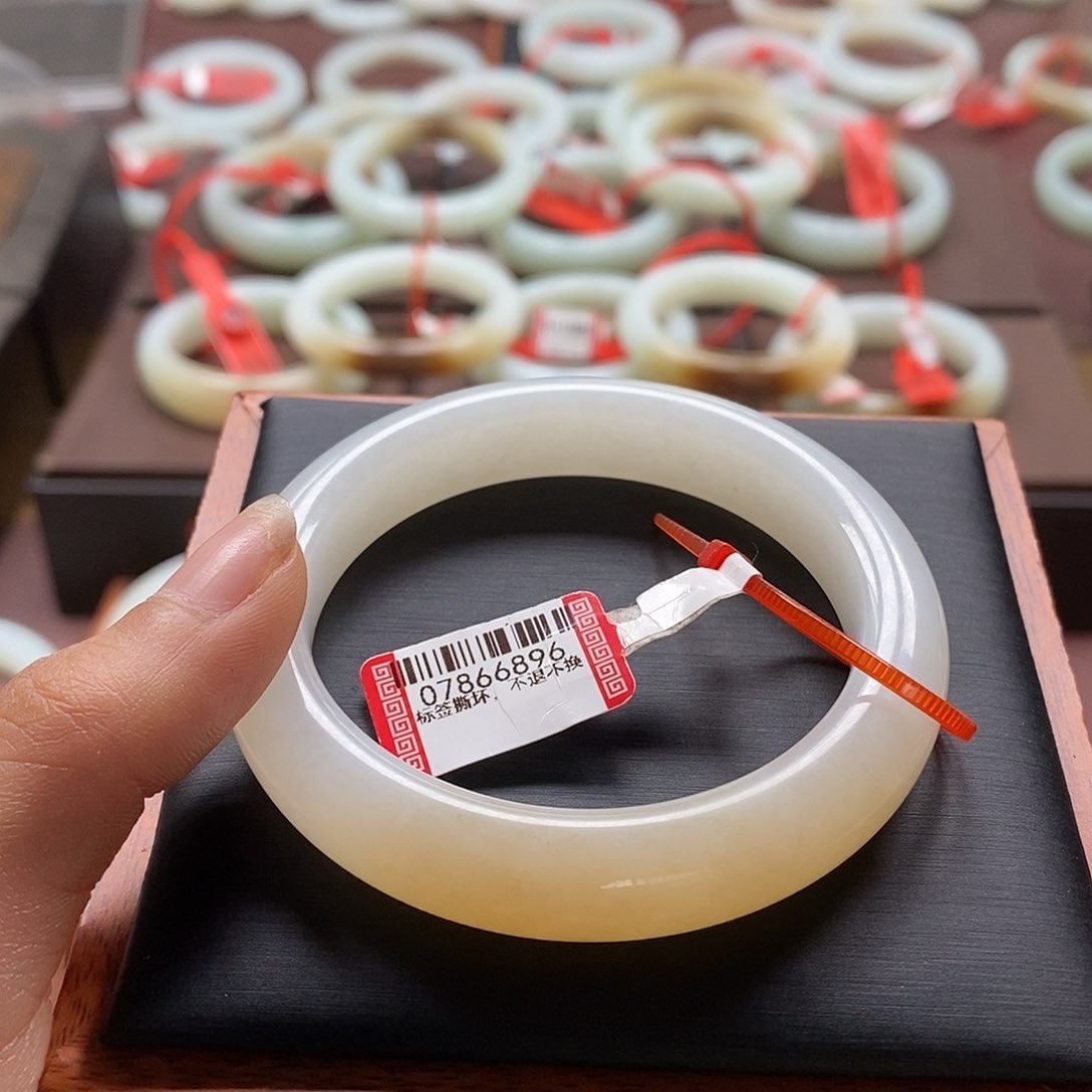 和田玉手镯未镶嵌水****鱼