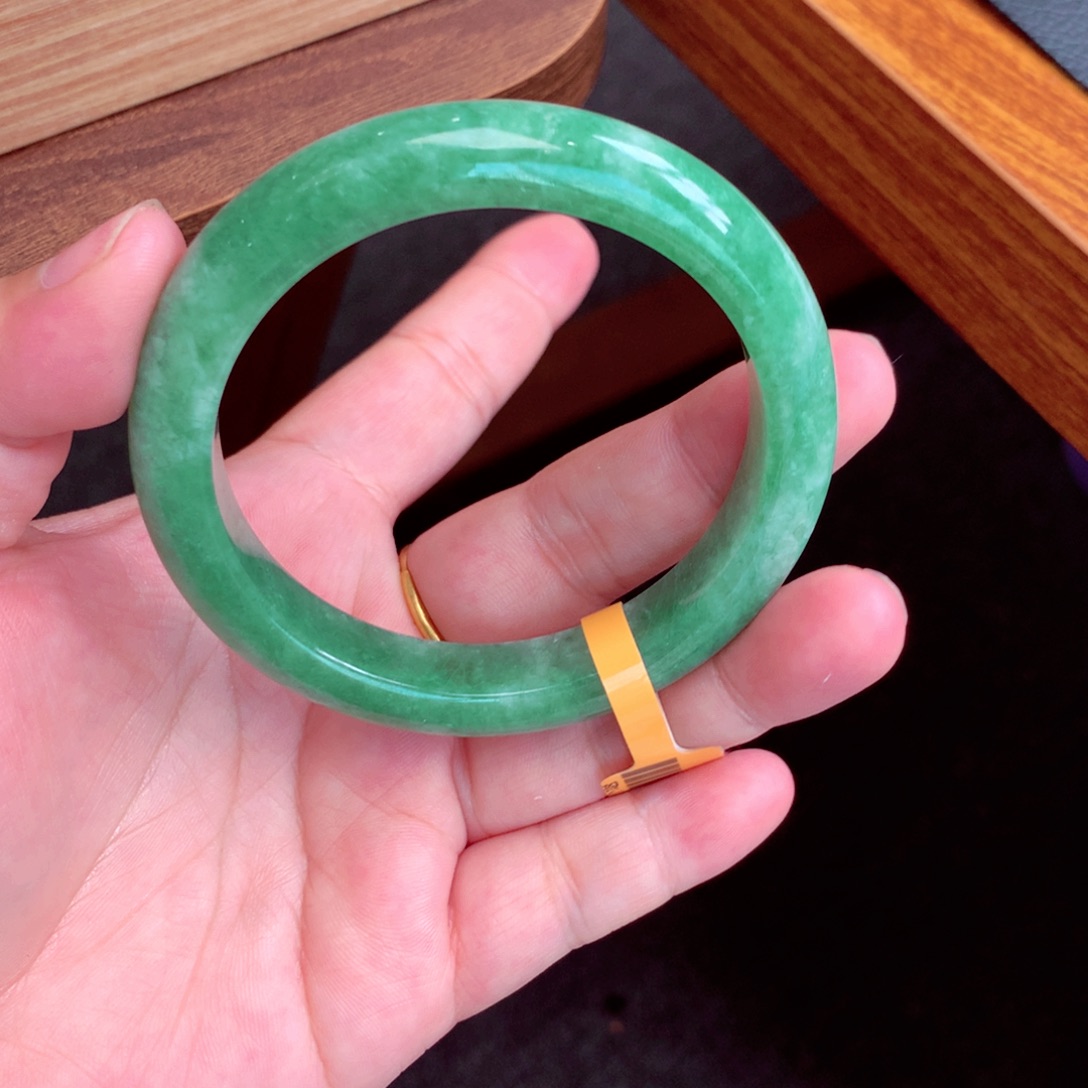 翡翠手镯未镶嵌翡翠