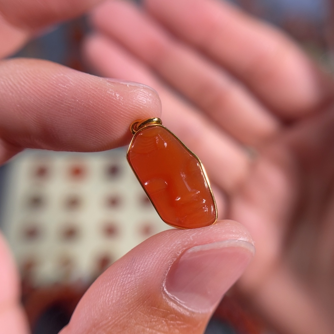 南红玛瑙滴水洞佛瞰侧挂17.2*9.218K金镶嵌