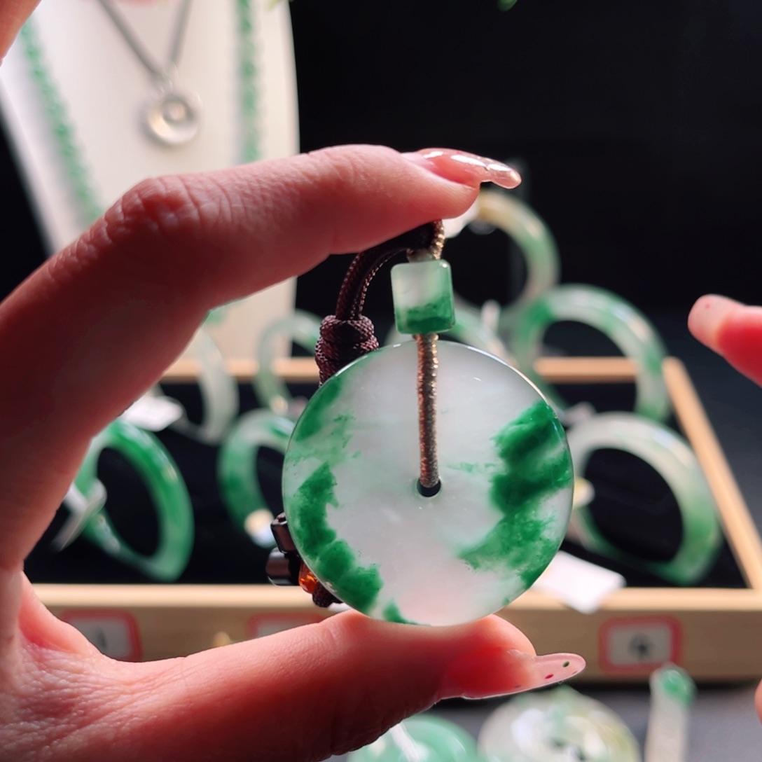 石英质玉颈饰未镶嵌