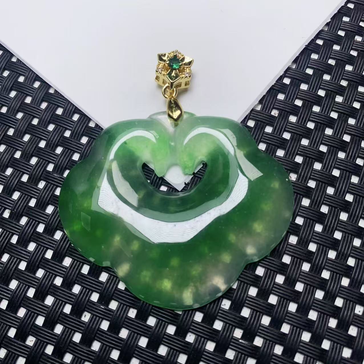 A919冰绿花大如意吊坠