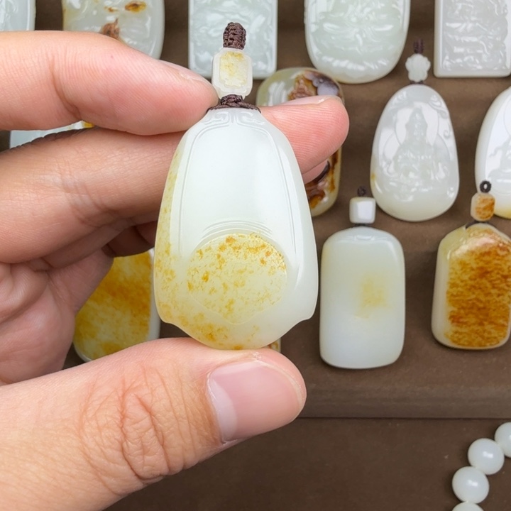 陌***笙和田玉未镶嵌颈饰