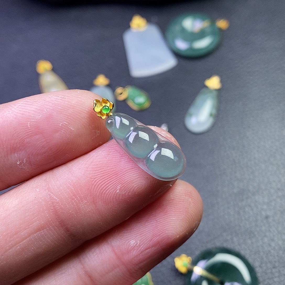 颈饰18K金镶嵌翡翠