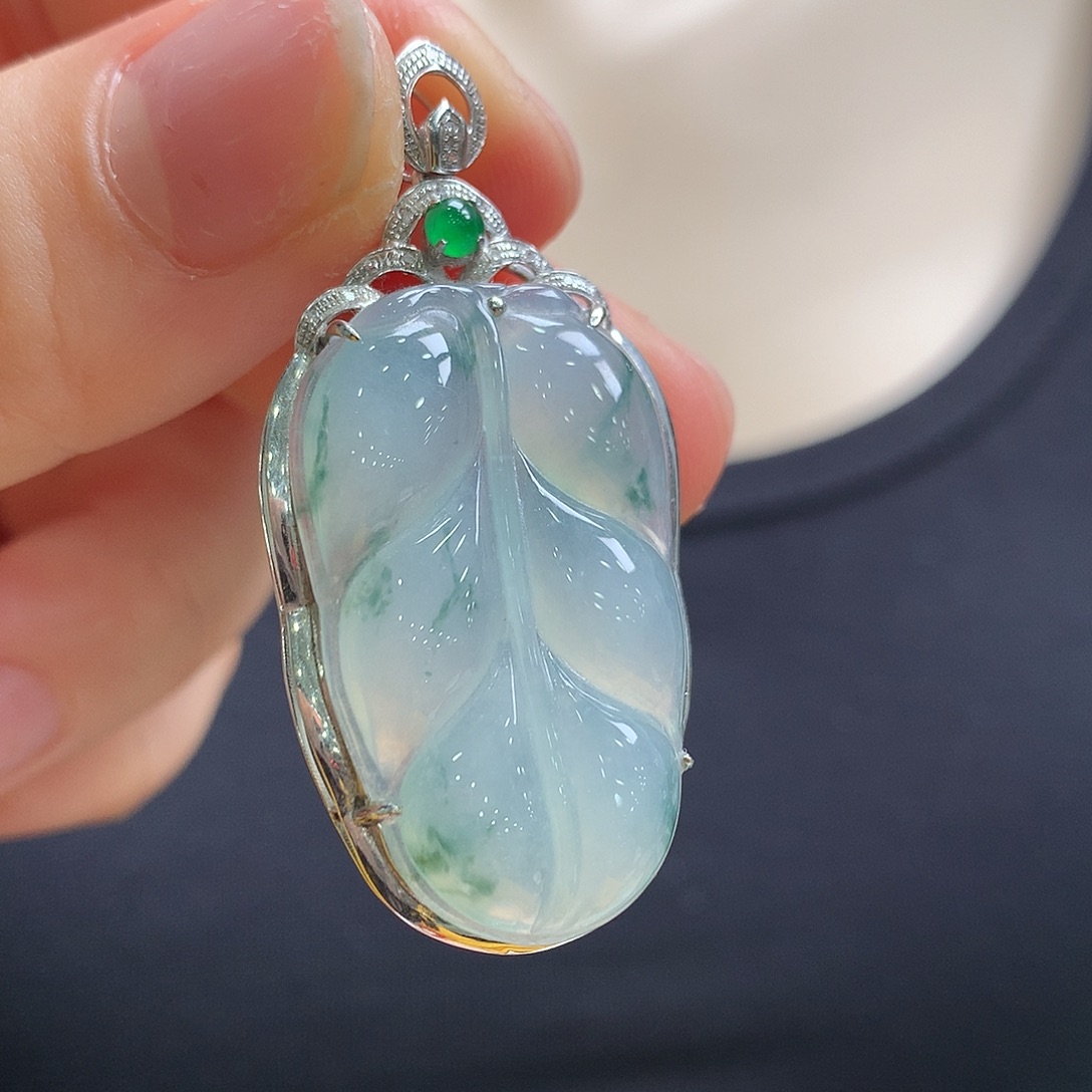 翡翠18K金镶嵌颈饰叶子