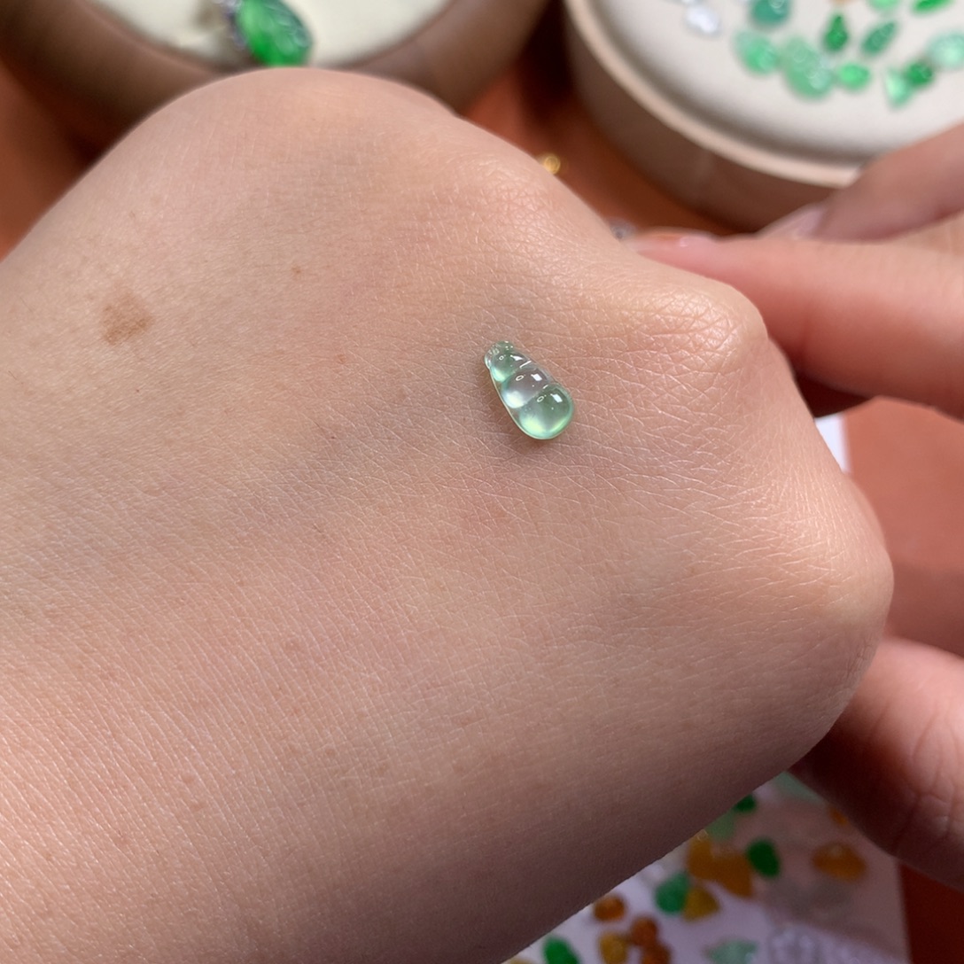 翡翠未镶嵌颈饰飘绿豆