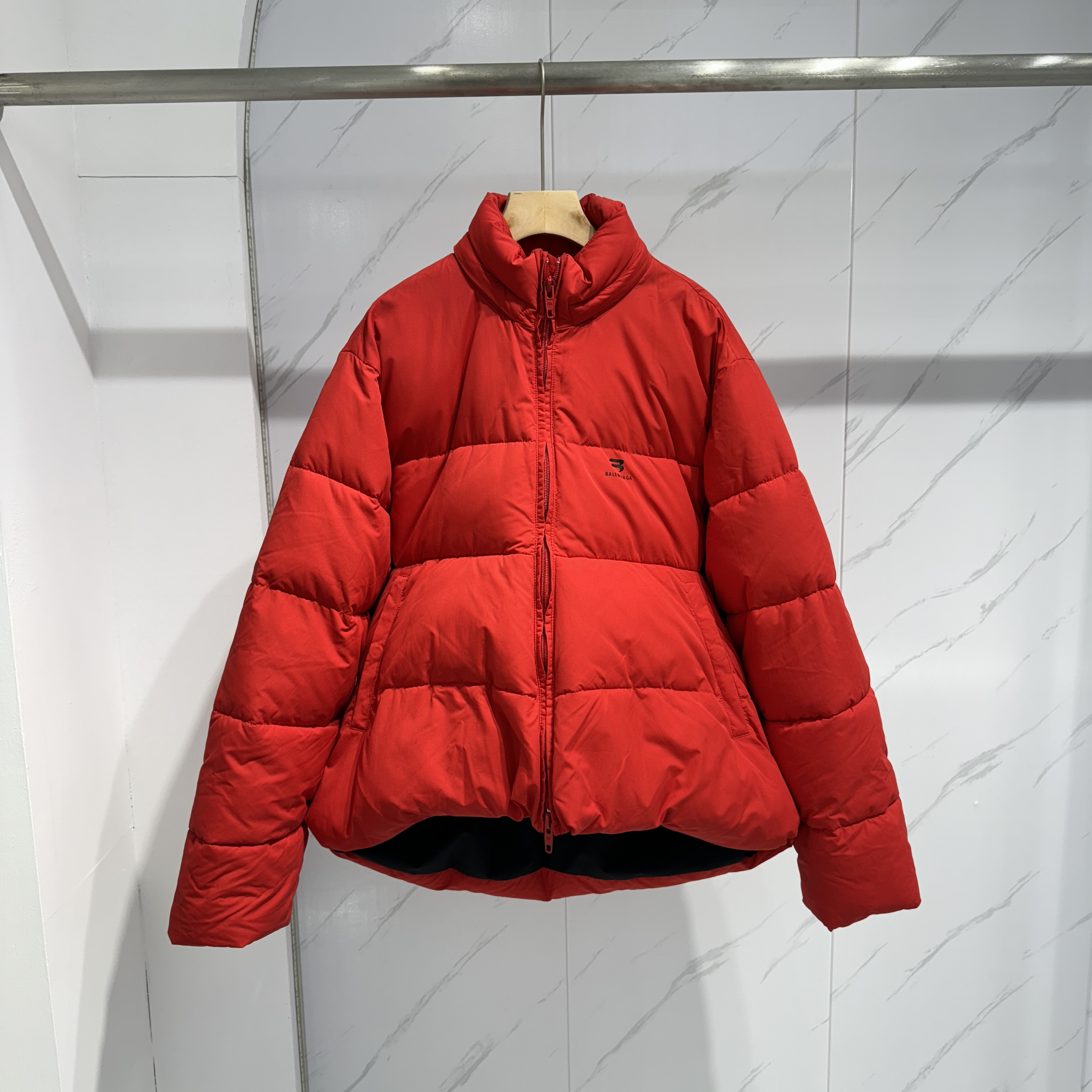 99新 Balenciaga/巴黎世家 红色双勾刺绣廓形前短后长棉服/38码