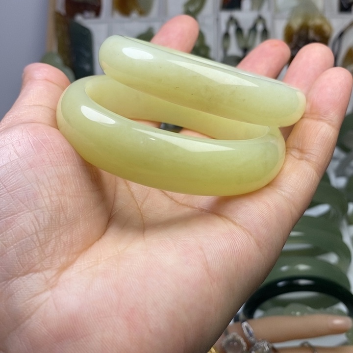 透闪石-蛇纹石玉手镯未镶嵌?**?