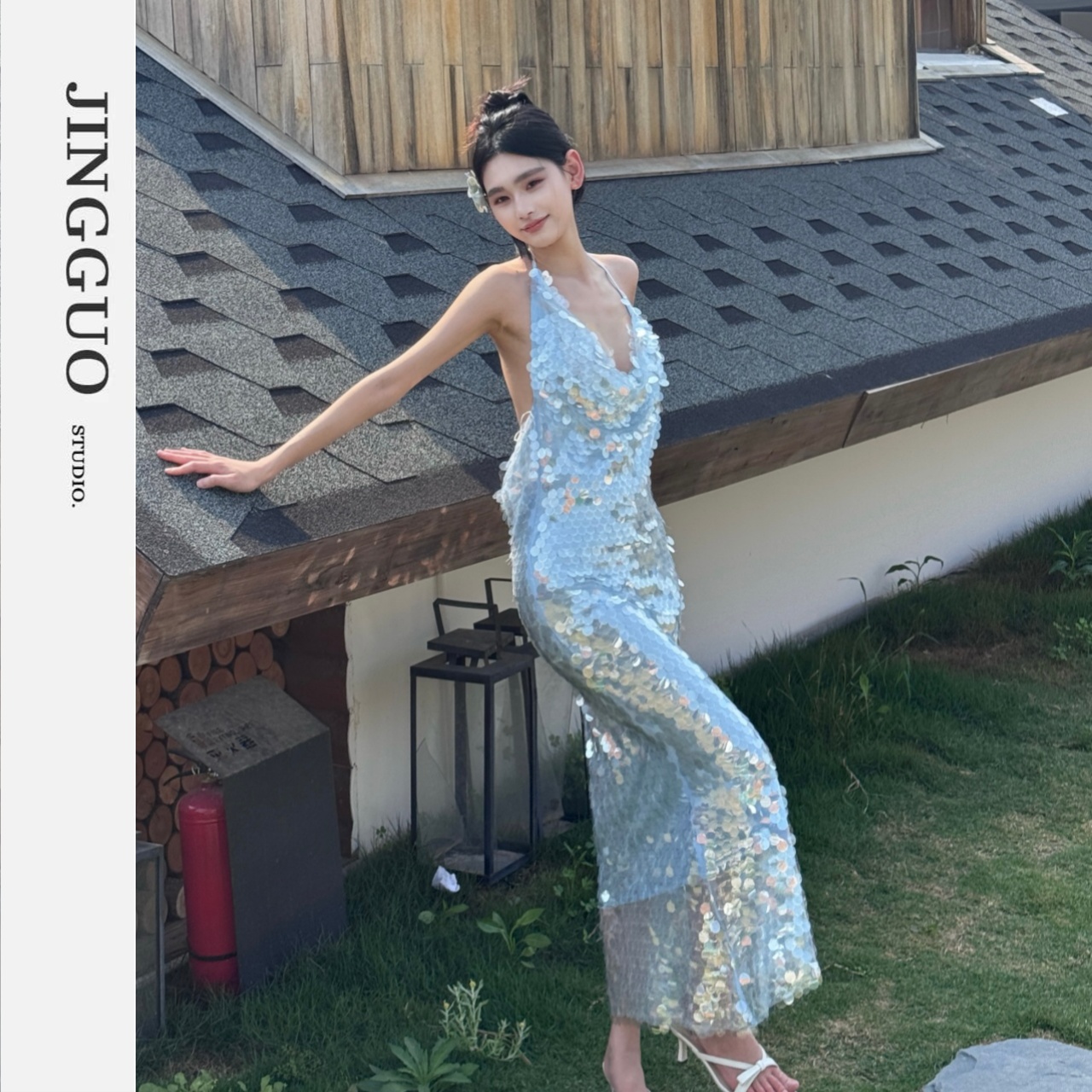 【JINGGUO轻奢】小众设计法式亮片感级感挂脖荡领露背连衣裙7280