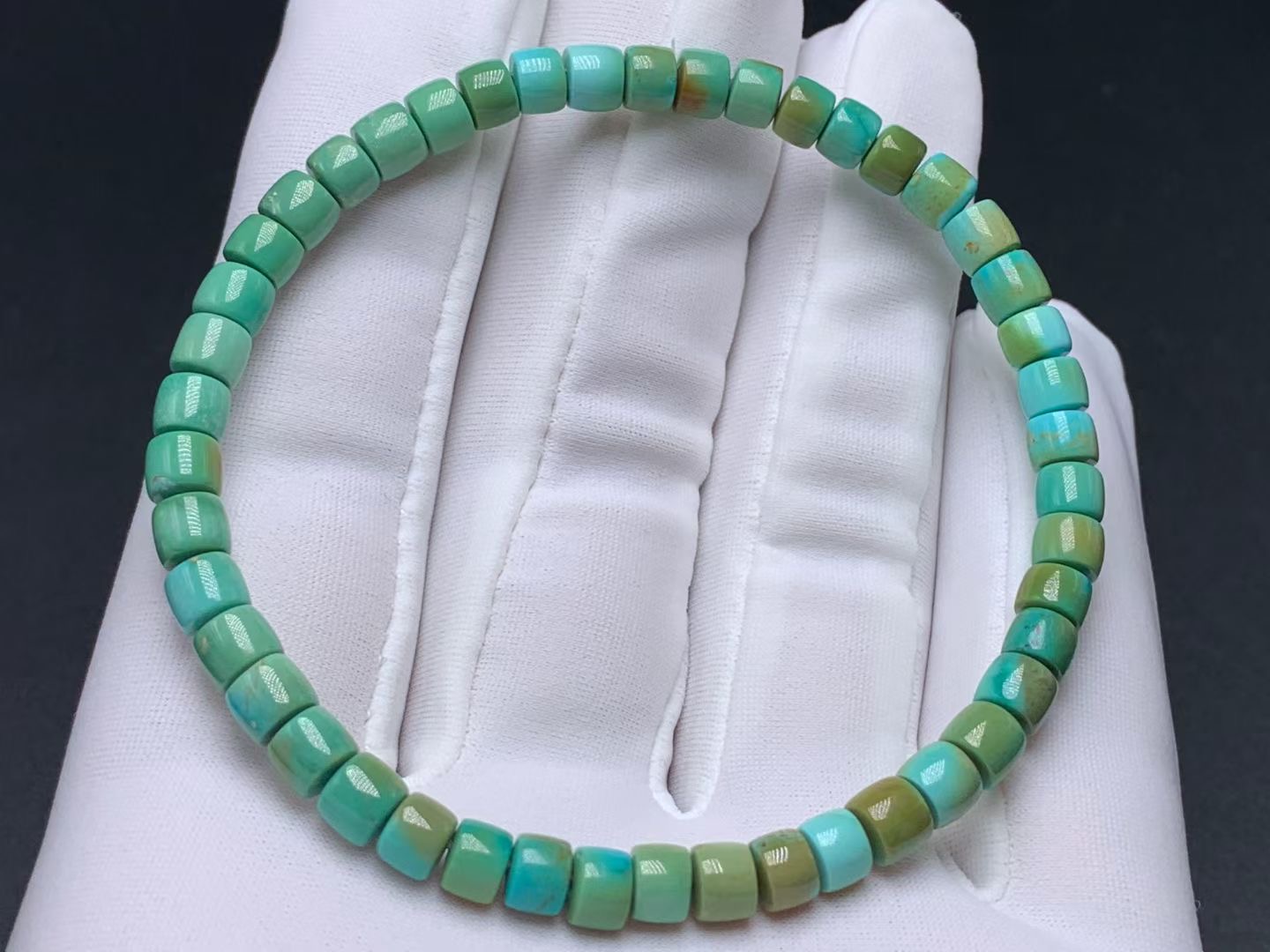 精品原矿高瓷特色三彩炫彩松石直切厚桩手串，颗颗瓷釉级，直径5mm