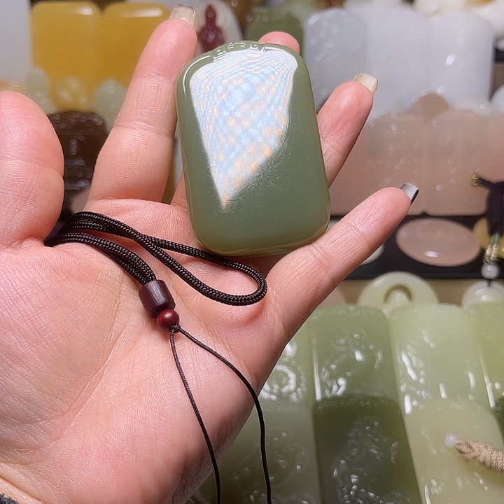 千***！和田玉未镶嵌颈饰