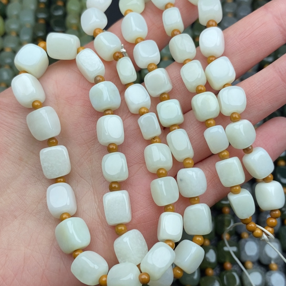 和田玉未镶嵌车挂