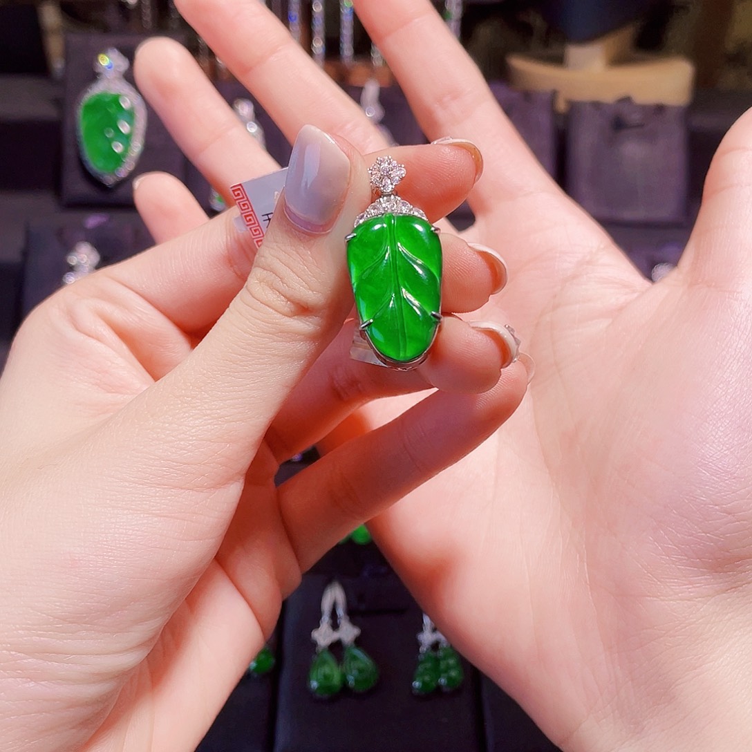 迦***娜翡翠银S925镶嵌颈饰叶子