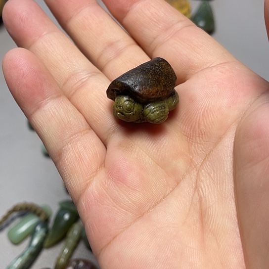 小***草岫岩河磨玉（透闪石质玉）未镶嵌挂件