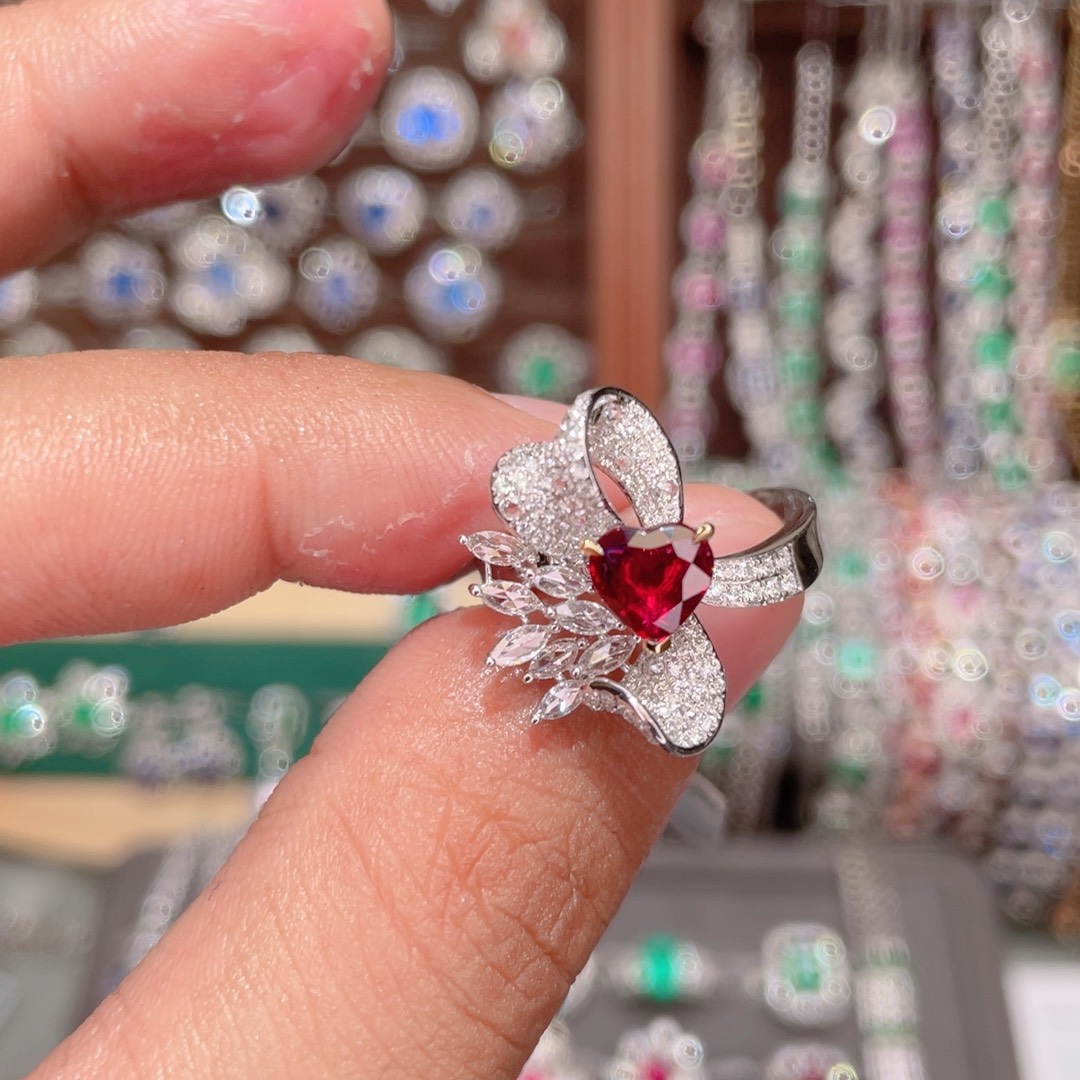 18K金镶嵌戒指红宝石1.09ct 无烧鸽血