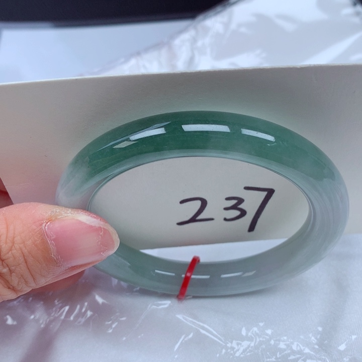 翡翠手镯未镶嵌翡翠