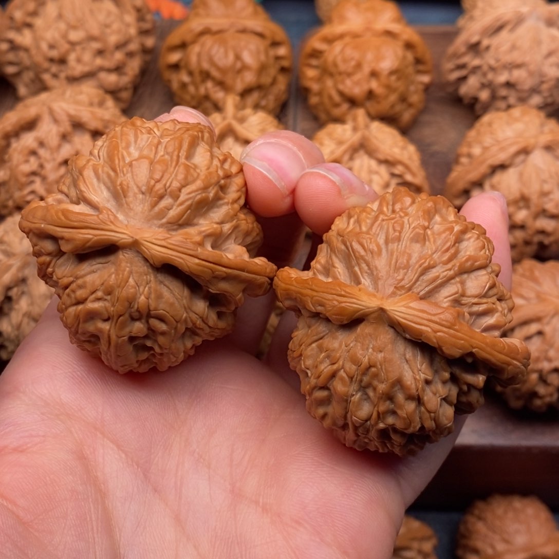 文玩核桃把件43闷尖球白，同树红皮，卡姿兰底