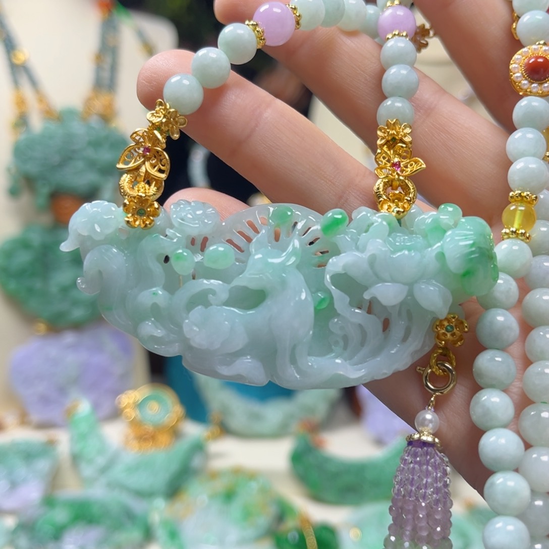 翡翠颈饰未镶嵌冰绿九尾