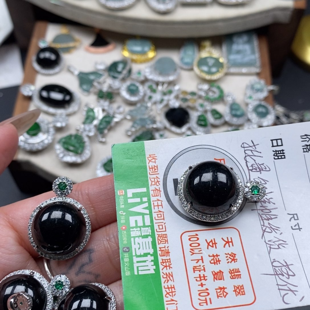 翡翠颈饰未镶嵌翡翠