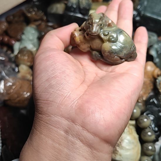 未镶嵌岫岩河磨玉（透闪石质玉）挂件