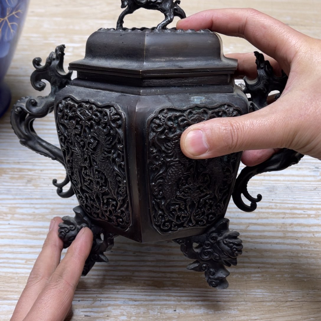 瓷片k**e密密麻麻地排列着