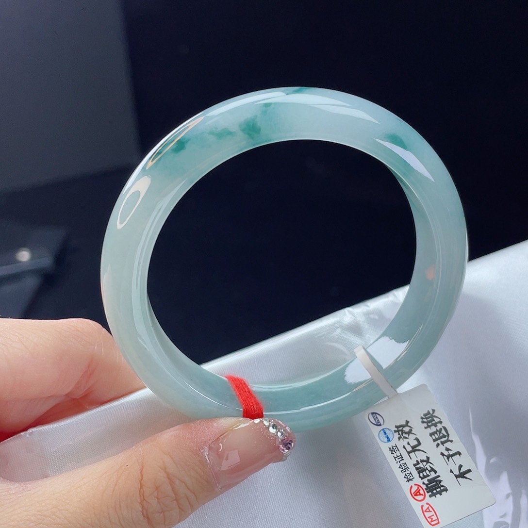 翡翠手镯未镶嵌翡翠