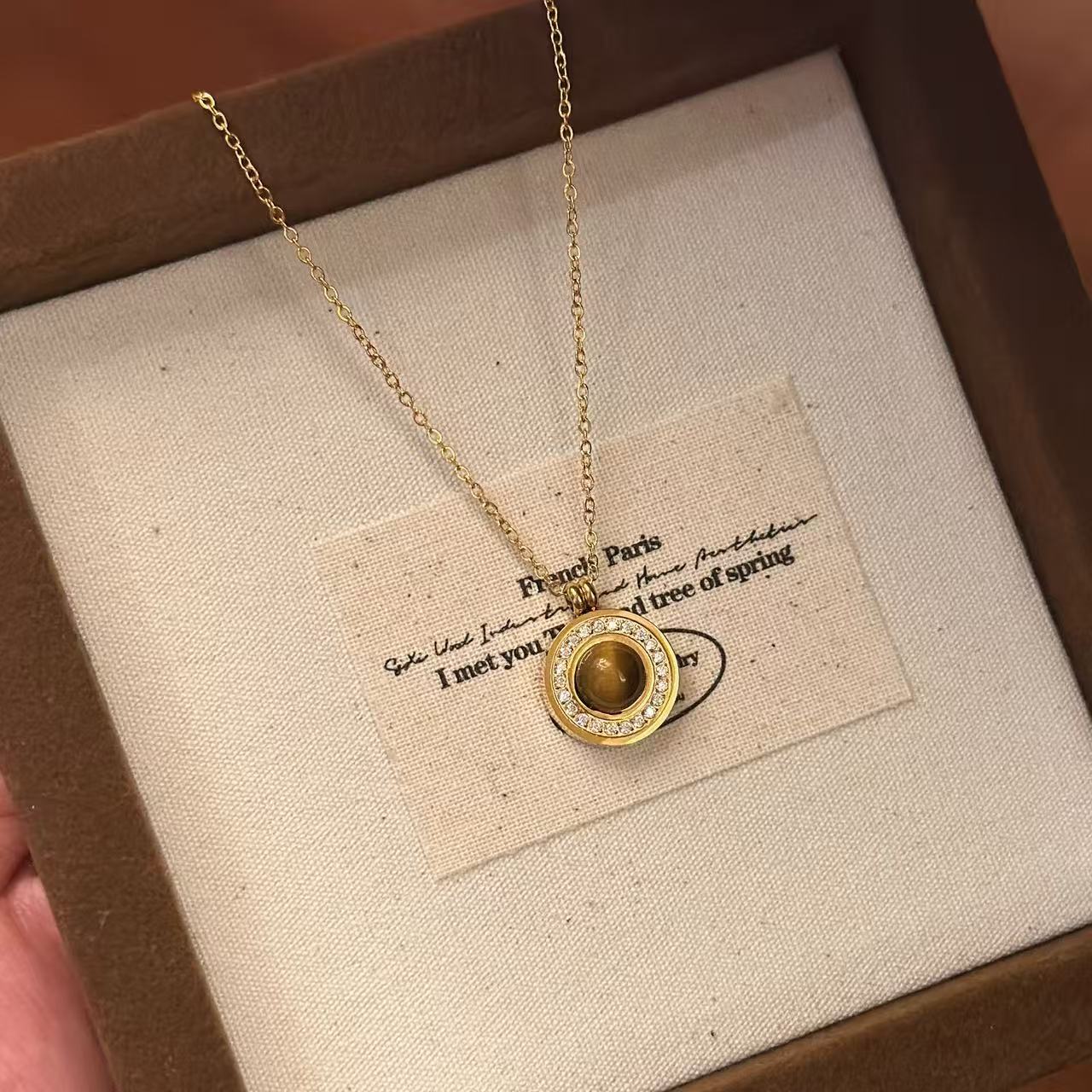 钛钢项链 佳佳（V21）46厘米 精镶包边虎眼圆牌项链