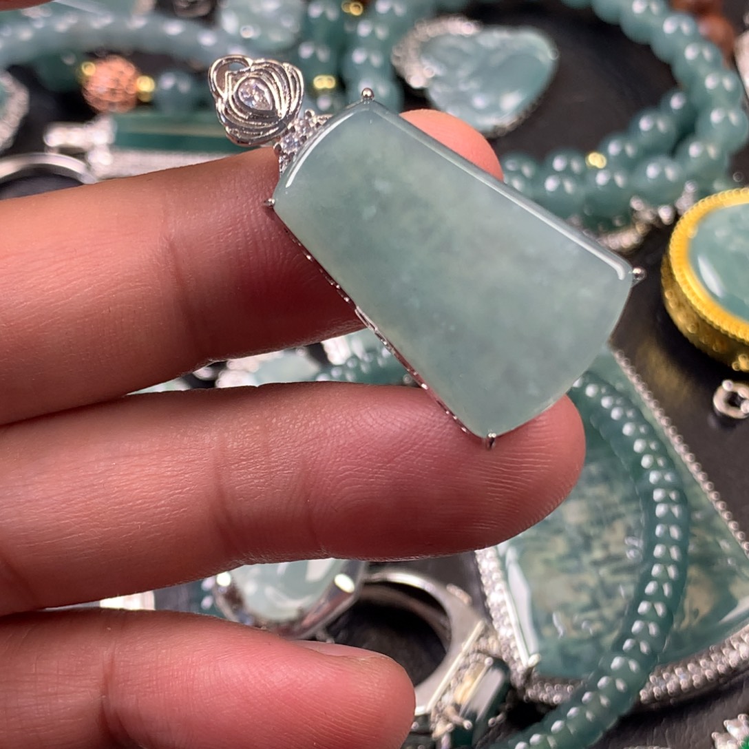 翡翠未镶嵌颈饰无事牌