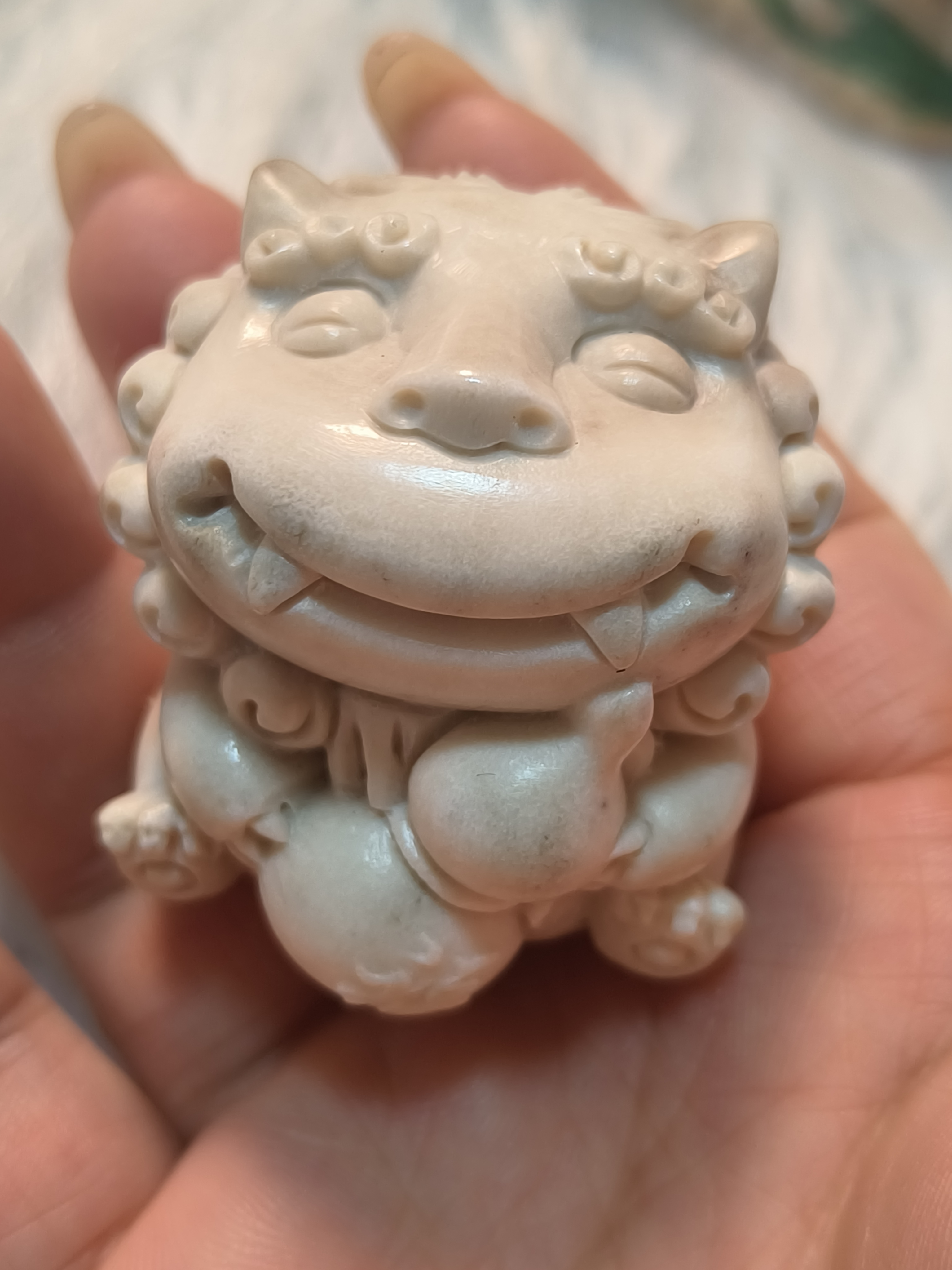 鹿角雕刻原色小狮子把件