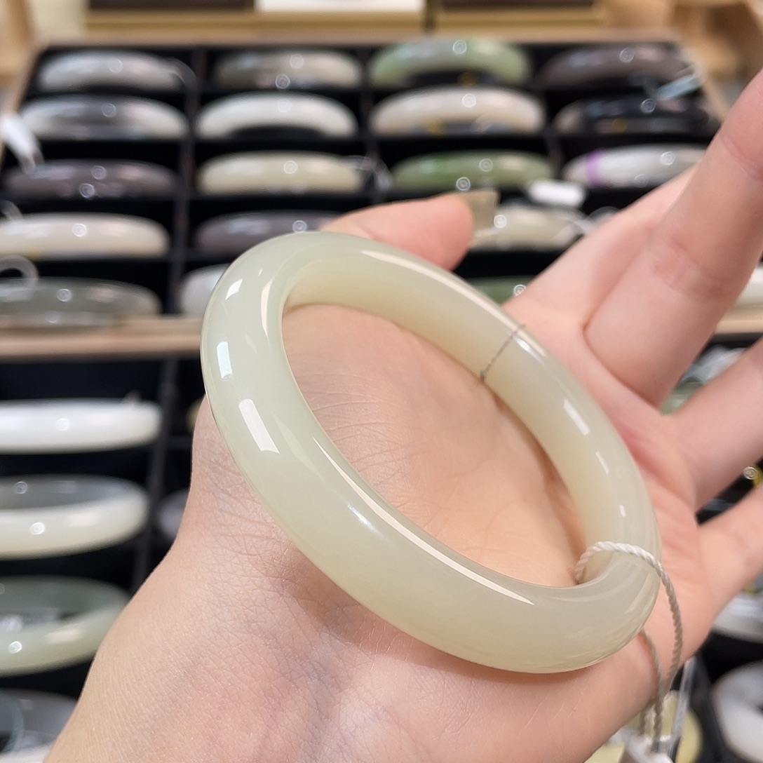 和田玉未镶嵌手镯葡萄肉