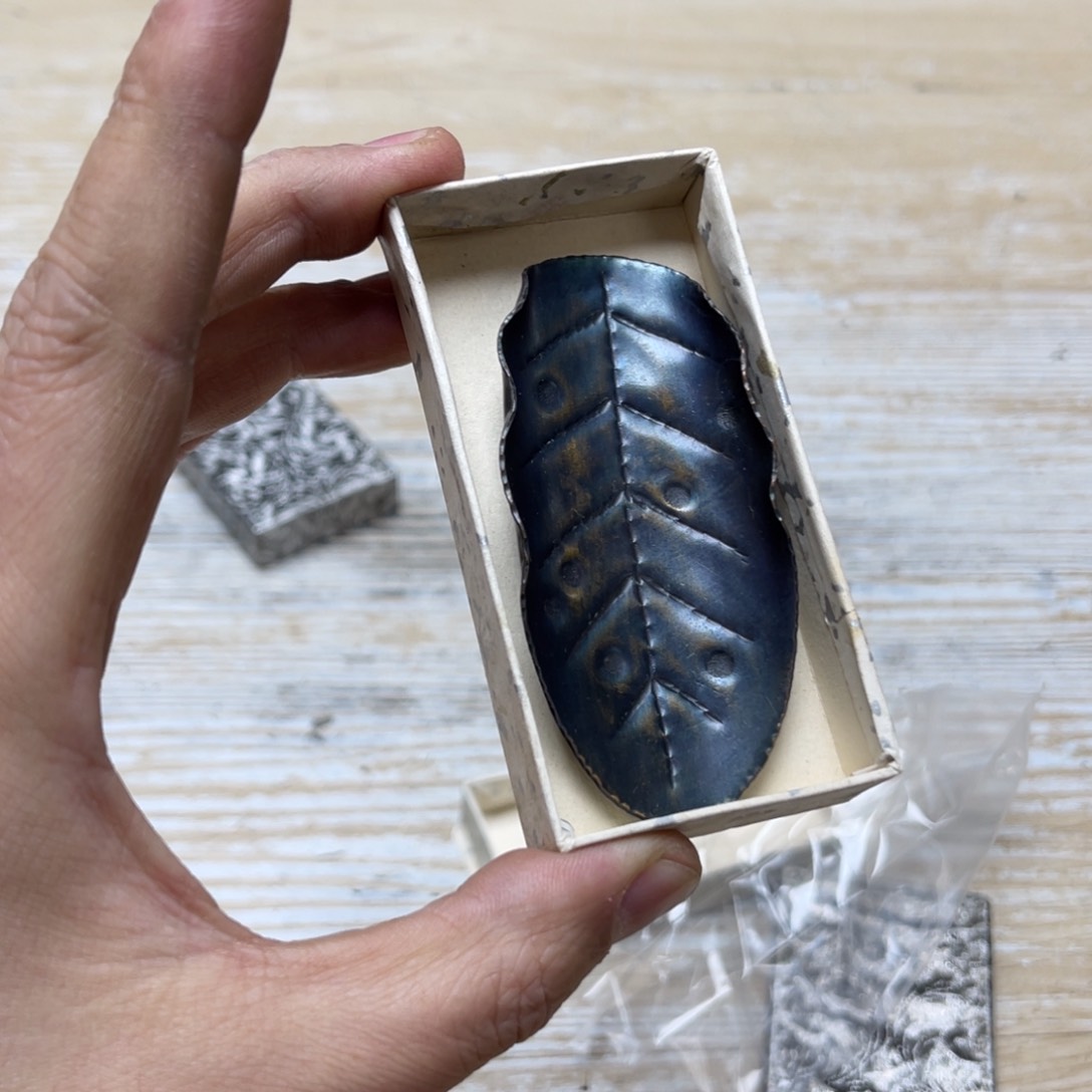 瓷片密密麻麻地排列着一个