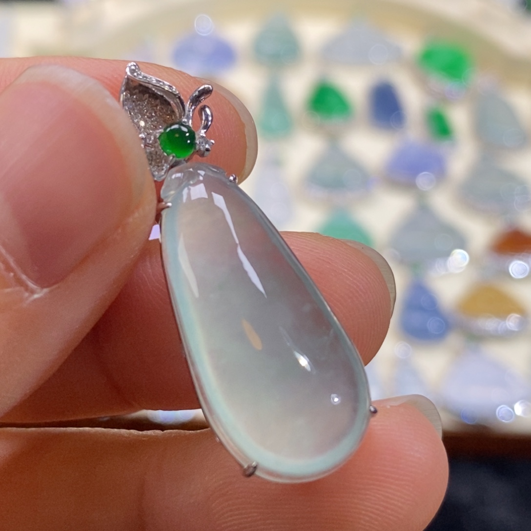 翡翠18K金镶嵌颈饰