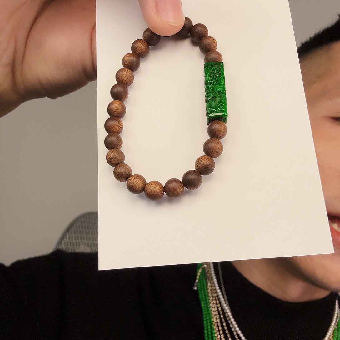 翡翠未镶嵌颈饰一件