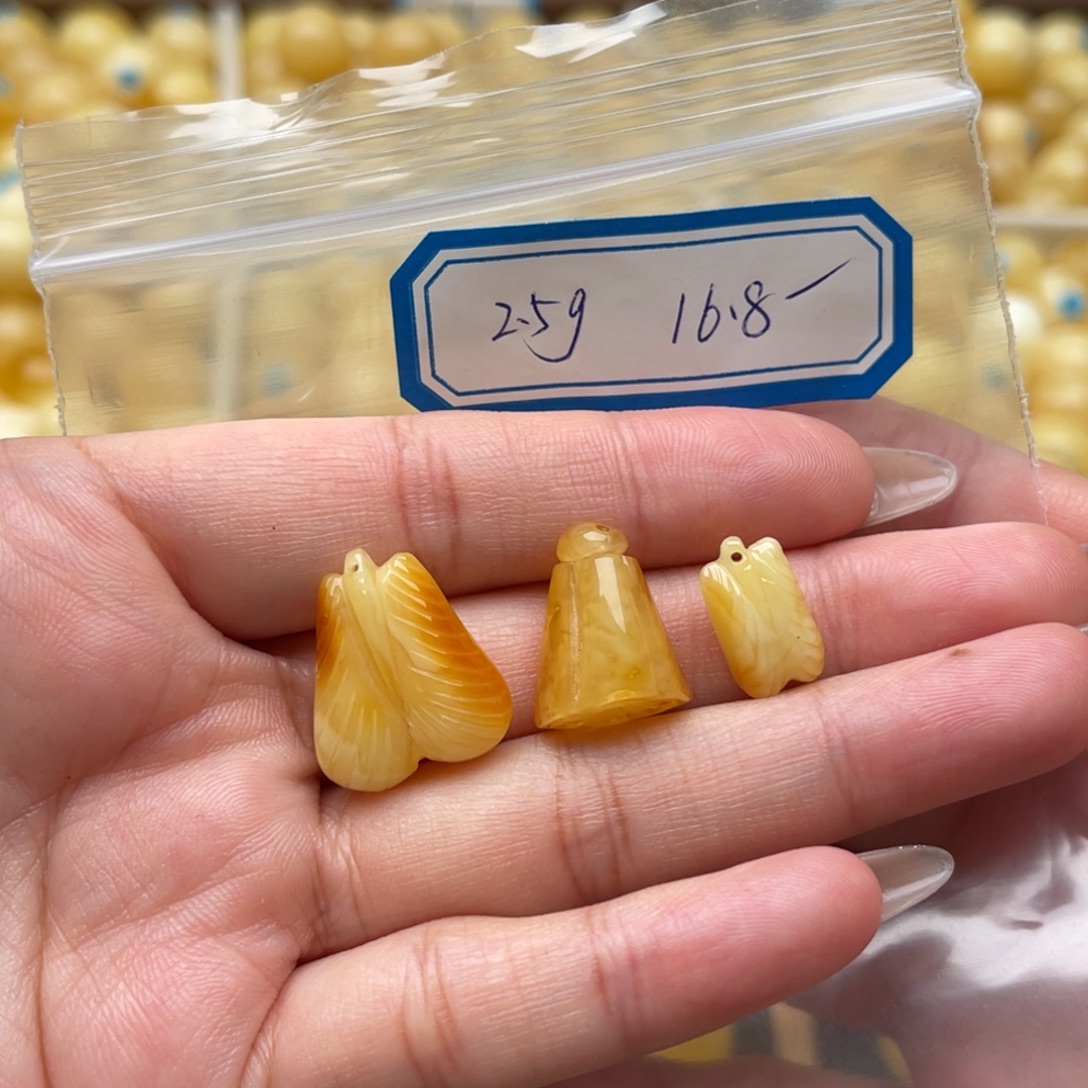 琥珀未镶嵌裸石蜜蜡吊坠笑