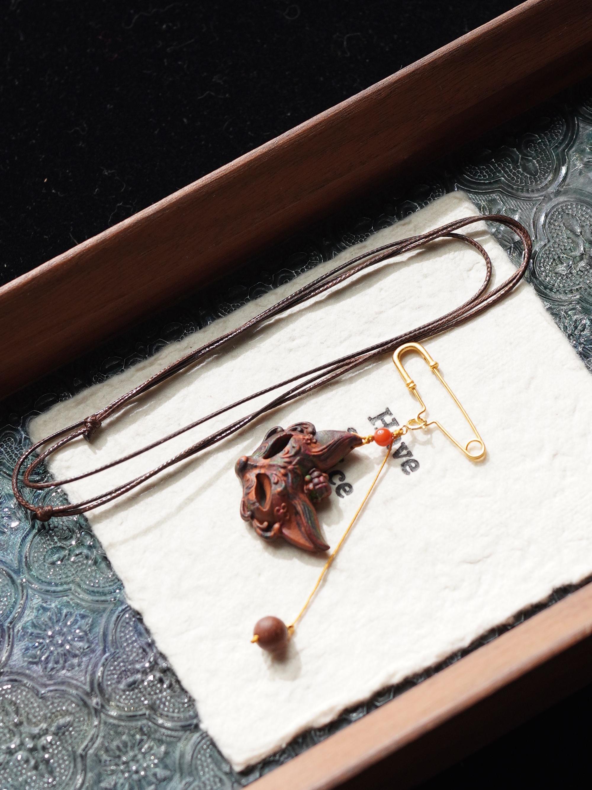 神秘人 合香敦煌七彩雕刻面具凤九31*25*9mm胸针吊坠