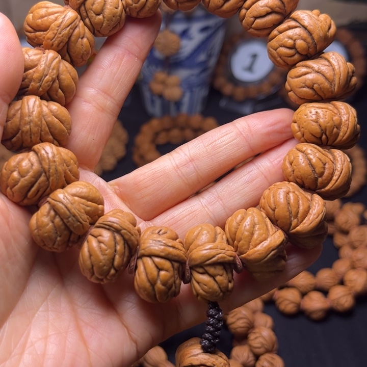 蝎***莱桃核吊坠秦岭桃核手持