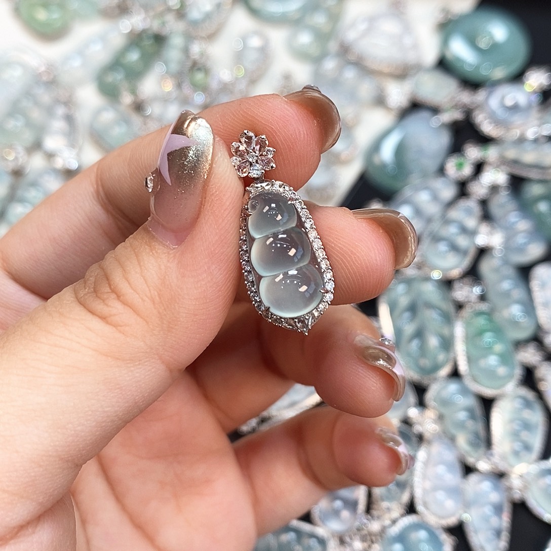 翡翠18K金镶嵌颈饰