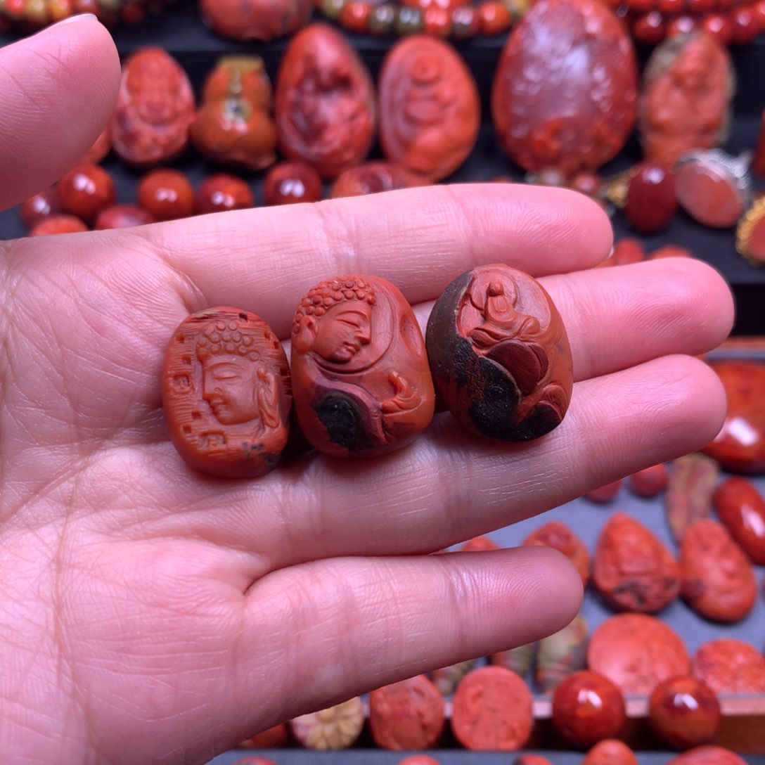 南红玛瑙吊坠3个未镶嵌日****光